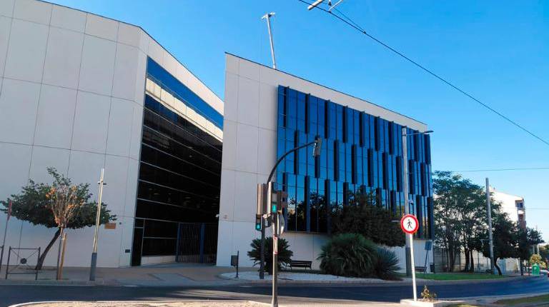 <i>Edificio administrativo situado en la Avenida de Madrid, 74, en Jaén. / Nazaret Gaitán / Diario JAÉN. </i>