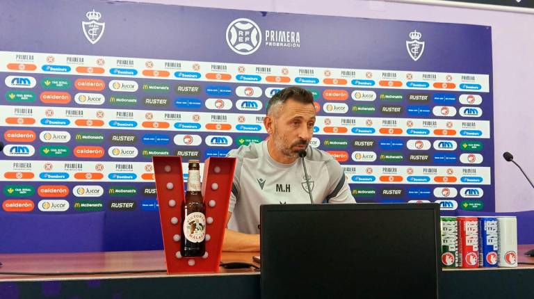 <i>El entrenador del Real Jaén, Manuel Herrero, en rueda de prensa. / Juanfran Paredes / Diario JAÉN. </i>