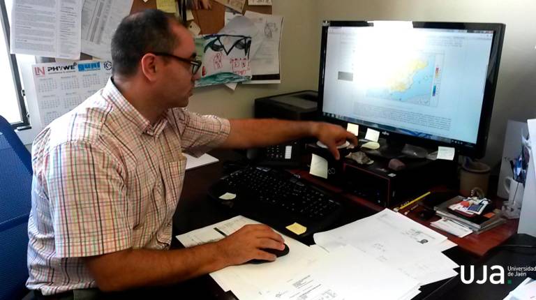 UJA. <i>El investigador Antonio David Pozo analiza los datos disponibles en la Estación Meteorológica.</i>
