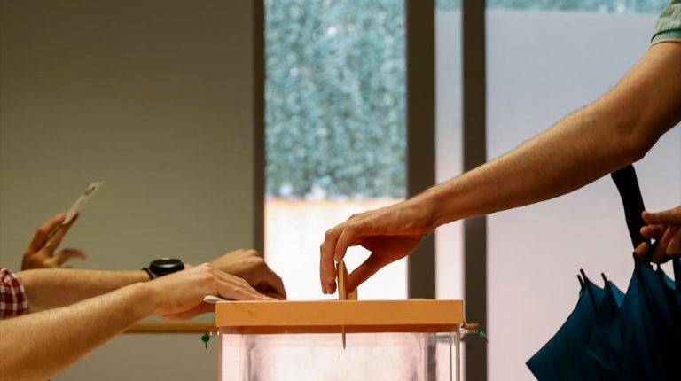 <i>Imagen de Archivo de un votante echando una papeleta en las urnas. / Europa Press.</i>
