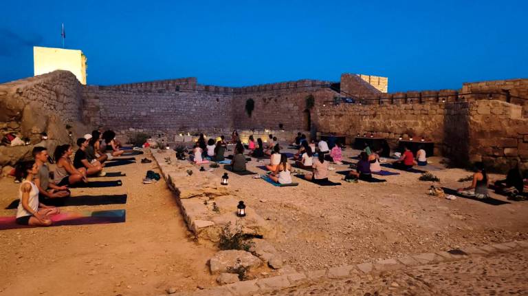 <i>La sesión de yoga con todos los participantes. / Ayuntamiento de Jaén.</i>