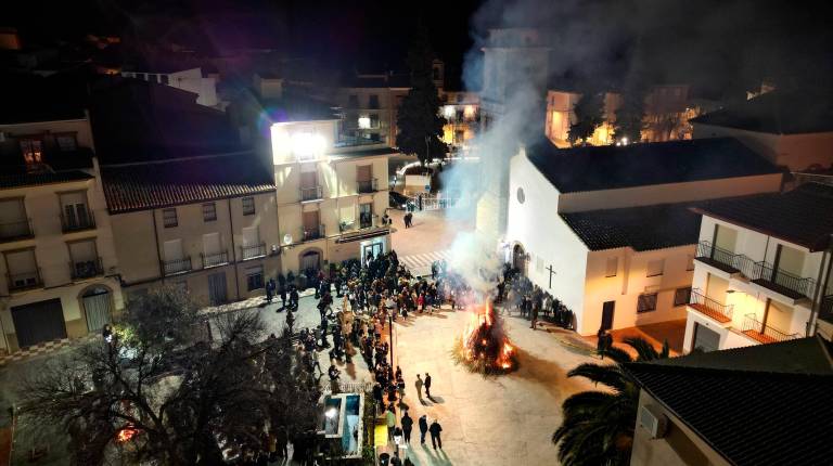<i>Hoguera en celebración de la Candelaría, en Noalejo.</i>