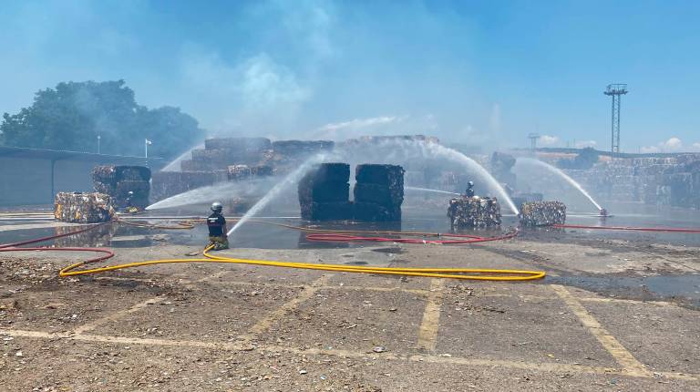 Incendio en la papelera de Mengíbar a causa de una alpaca de papel prensado de grandes dimensiones
