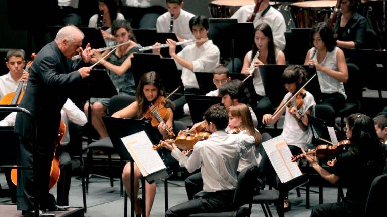 <i>En la imagen, Daniel Barenboim dirige a la orquesta Al-Andalus que abrió el programa en Jaén. / Archivo histórico Diario JAÉN.</i>