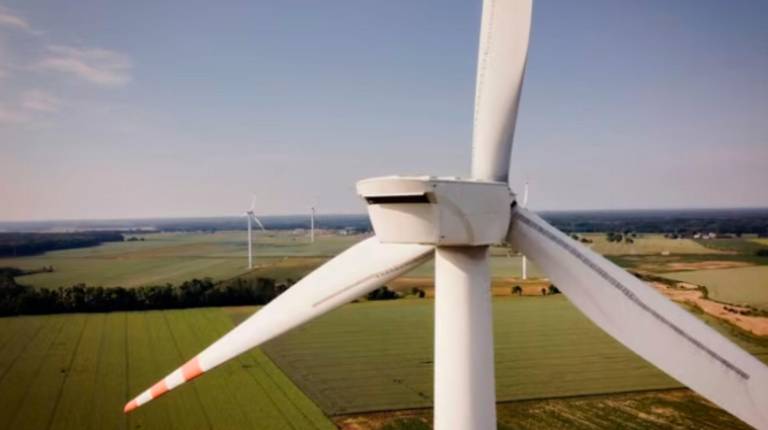 <i>Imagen de archivo de un aerogenerador. / Miteco.</i>