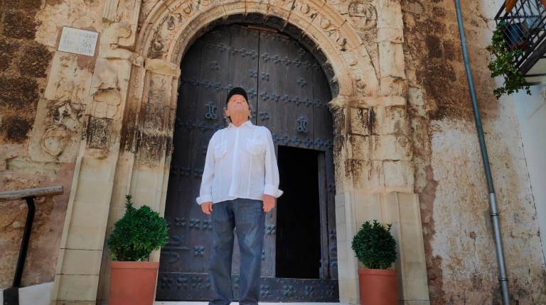 <i>Joselito a las puertas de la iglesia de Hornos de Segura, donde su madre fue bautizada hace ahora 101 años. / Diario JAÉN.</i>