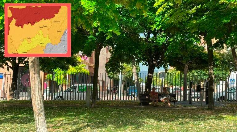 <i>Dos mujeres intentan refugiarse en la sombra en el parque del Bulevar y, en la parte superior, un mapa de la Aemet con loas avisos para hoy. / Juanjes García / Diario JAÉN.</i>
