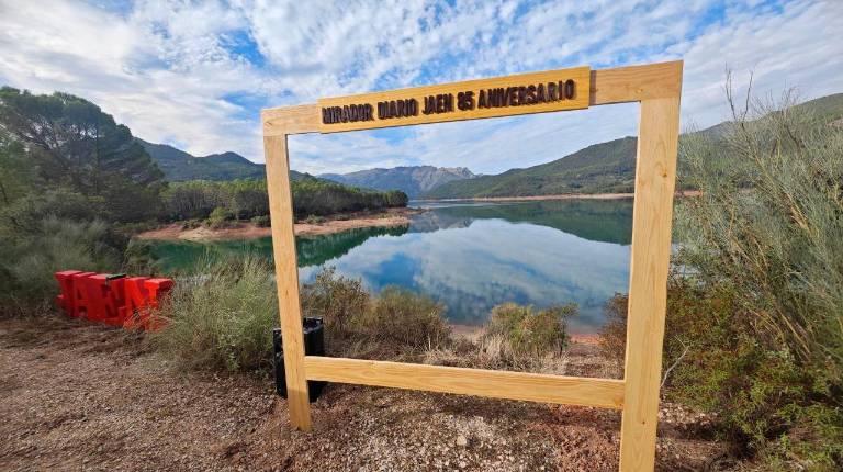 <i>Mirador Diario JAÉN 85 Aniversario, ubicado en el Pantano del Tranco, un homenaje de Hornos al periódico provincial por más de ocho décadas de historia. / Jason Moyano / Diario JAÉN.</i>