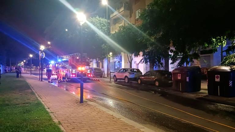 Susto en el Bulevar por el incendio de un toldo de una vivienda