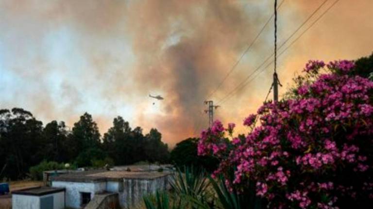 <i>Columna de humo por Gibraleón provocada por el incendio que se originó este lunes en un paraje de Villanueva de los Castillejos. / María José Lópz / Europa Press.</i>