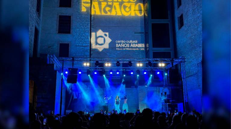 <i>Concierto. La cantante Violeta sobre el escenario en el patio escénico del centro cultural Baños Árabes. / Isabel Aranda / Diario JAÉN.</i>