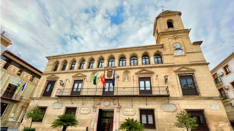 <i>Fachada del Ayuntamiento de Alcalá la Real. / Ayuntamiento de Alcalá la Real. </i>