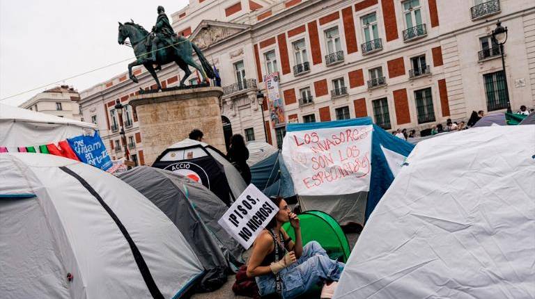 <i>Varias personas durante la acampada en por la vivienda, en la Puerta del Sol, a 28 de septiembre de 2026, en Madrid (España). / Europa Press. </i>