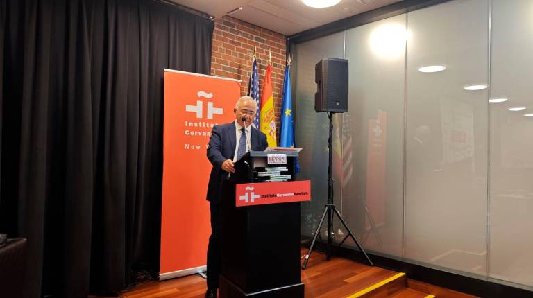 <i>Miguel Ortega Bueno, periodista y miembro del jurado durante su intervención en el Instituto Cervantes de Nueva York.</i>