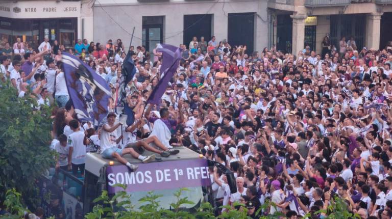 El Real Jaén convierte la Plaza de Santa María en una marea blanca