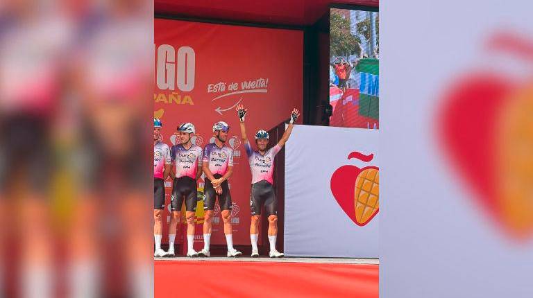 <i>José Manuel Díaz saluda a los aficionados en el escenario de salida. / Juanfran Paredes / Diario JAÉN</i>