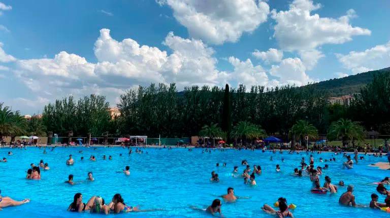 <i>Decenas de bañistas en la piscina municipal de Las Fuentezuelas, en Jaén, en 2023. / Archivo de Diario JAÉN.</i>