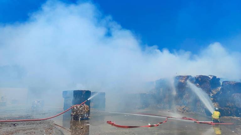 Incendio en la papelera de Mengíbar a causa de una alpaca de papel prensado de grandes dimensiones