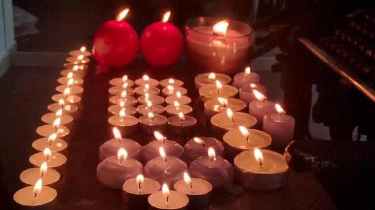 A la flama de las velas