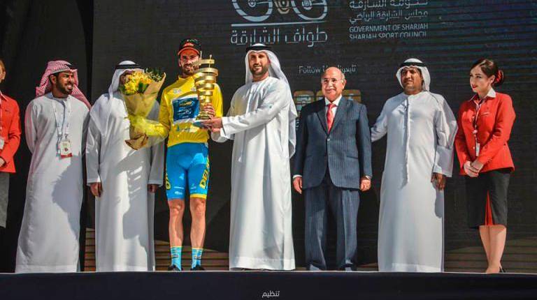 <span class=mln_uppercase_mln>ÉXITO</span><i>. El ciclista jiennense Javier Moreno posa con el trofeo tras proclamarse campeón del Sharjah Tour.</i>