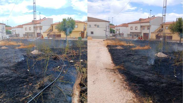 <i>Bomberos refrescando los rescoldos del incendio en el parque norte de Úbeda. / Bomberos de Úbeda.</i>