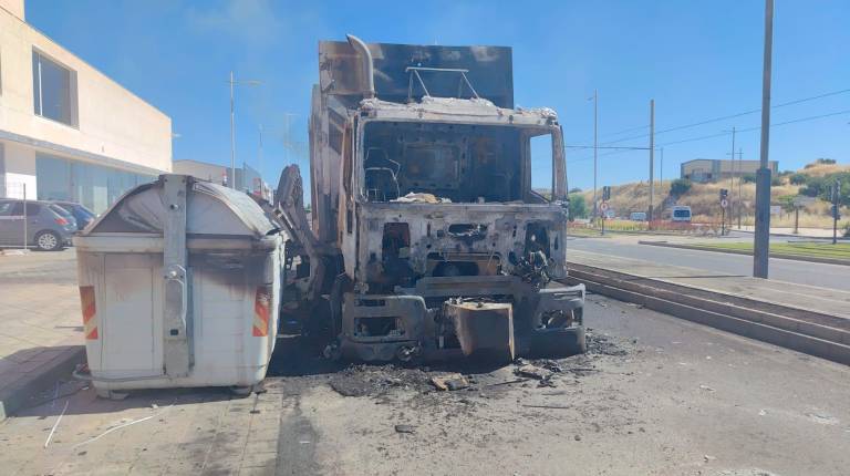 <i>El camión completamente calcinado. / Diario JAÉN.</i>