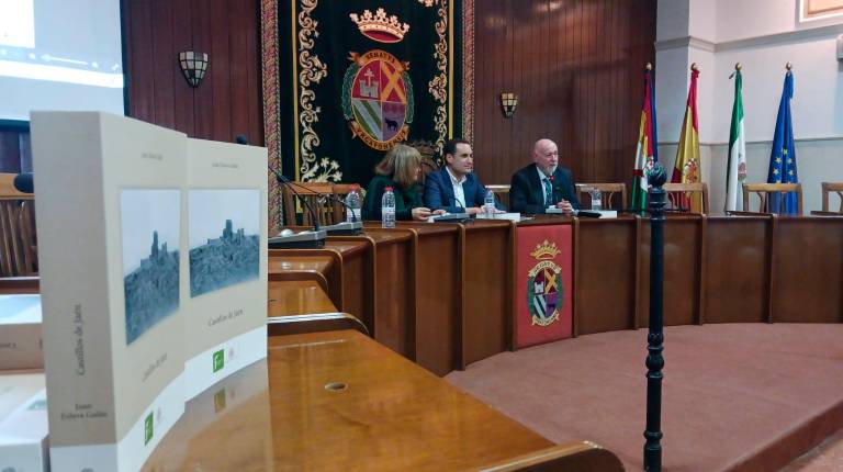 <i>Adela Tarifa, Juan Latorre y Juan Eslava Galán, en el Ayuntamiento de Arjona. </i>