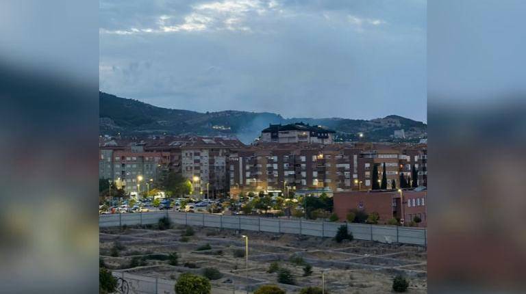 <i>La columna de humo provocada por el incendio en la calle Paco Manzaneda que se veía a lo lejos. / Google Maps</i>
