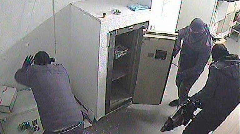 <i>La Guardia Civil de Albacete desarticula una organización criminal especializada en robos en sucursales bancarias y salones de juego. / Guardia Civil.</i>