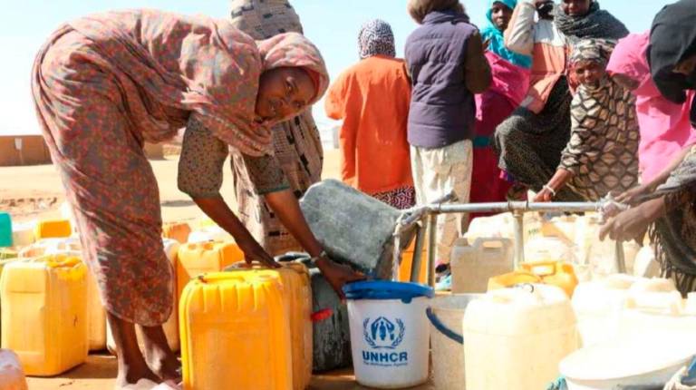 <i>Refugiados sudaneses en Chad recogiendo agua destinada por Acnur. / Diputación de Jaén. </i>