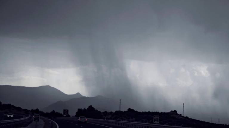 <i>La tormenta focalizada sobre Jaén capital vista desde la carretera de Mancha Real en lo más duro de la granizada / Diario JAÉN.</i>