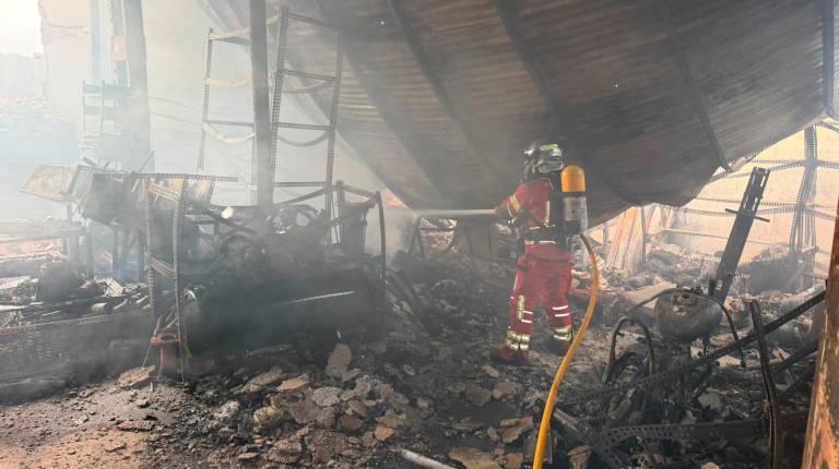 <i>Intervención de los bomberos en las naves. / Ayuntamiento de Úbeda.</i>