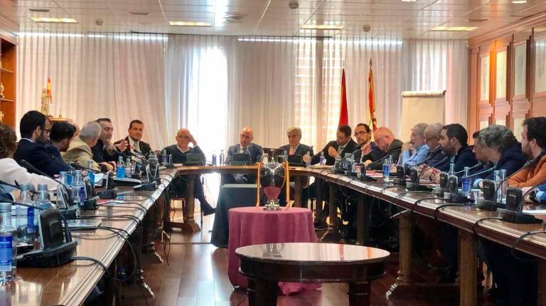 <span class=mln_uppercase_mln>REUNIÓN</span><i>. Luis Rubiales preside el cónclave con Nicolás Sabariego y Juan Lavirgen, tercero y cuarto a la derecha.</i>
