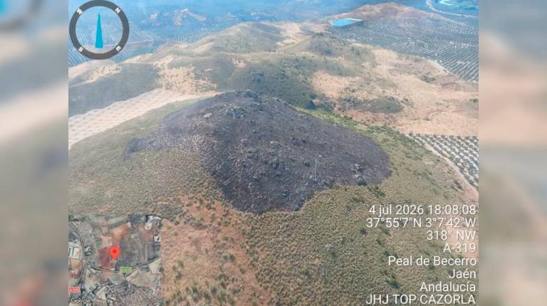 <i>Vista aérea del incendio forestal en el paraje Cerro Las Canteras, de Jódar. / Europa Press.</i>