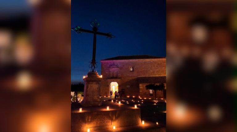 <i>Uno de los enclaves de patrimonio del municipio alumbrado con velas. </i>