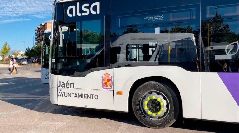 <i>Autobús urbano de Jaén. Archivo. / Ayuntamiento de Jaén.</i>