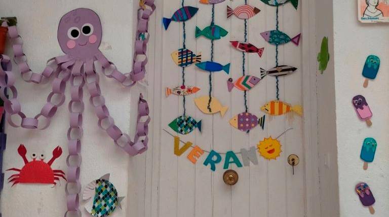 <i>Talleres de jardinería, marionetas y juegos de agua para niñas y niños víctimas de violencia de género. / Junta de Andalucía. </i>