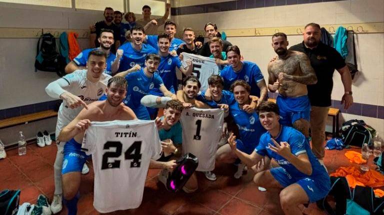 <i>Los jugadores del Avanza celebran la primera victoria en la Liga. / Avanza Jaén.</i>
