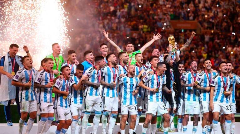 <i>Los aficionados celebran el partido.</i>