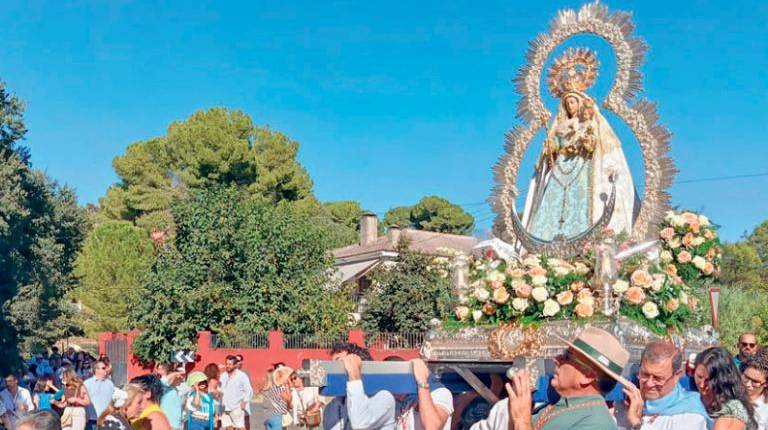<i>Los vecinos de la pedanía y los visitantes acompañan a Nuestra Señora del Rosel desde su salida del Santuario del Santo Cristo de La Yedra. / Adrián Claudio Bonache / Diario JAÉN. </i>