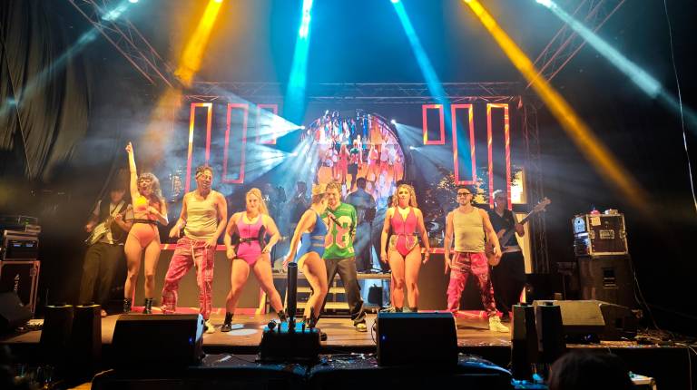 <i>La orquesta La Gran Rockset con su gran despliegue artístico sobre el escenario. </i>