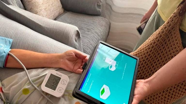 <i>Paciente con el programa de Telecuidados y Telemonitorización del Servicio Andaluz de Salud (SAS). / Junta de Andalucía. </i>