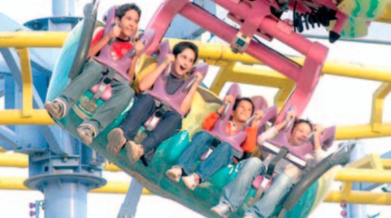 <i>Niños subidos en una de las atracciones de la feria de San Lucas. / Archivo histórico Diario JAÉN. </i>