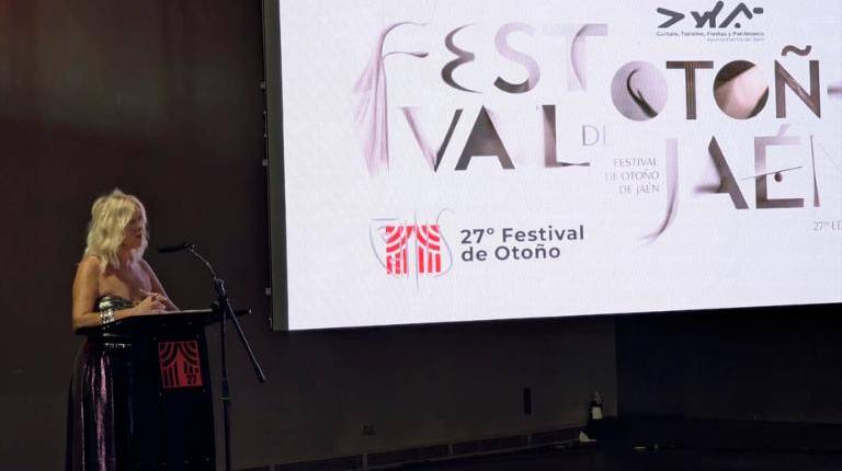 <i>La primera teniente de alcalde y concejala de Cultura y Turismo, María Espejo, durante la presentación de una nueva edición del Festival de Otoño. / Ayuntamiento de Jaén. </i>