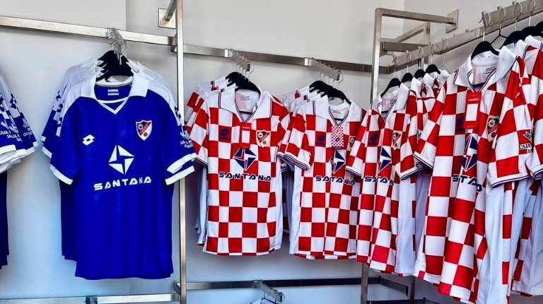 <i>La segunda equipación del Linares Deportivo ya está a la venta en la tienda del club. / Linares Deportivo.</i>