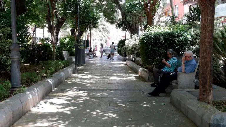 <i>Varias personas se refugian del calor a la sombra de los árboles en un parque de la capital. / Jason Moyano / Diario JAÉN.</i>