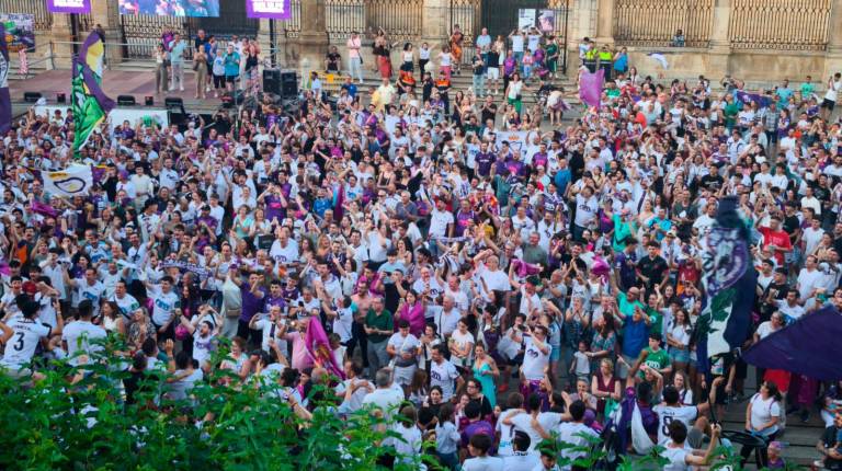 <i>Una Plaza de Santa María a rebosar de aficionados. / Agustín Muñoz / Diario JAÉN.</i>