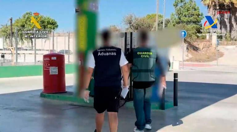<i>Agentes en una estación de servicio. / Guardia Civil. </i>