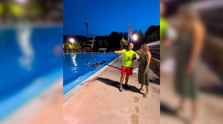 <i>En el estreno de “Viernes Noche en La Salobreja” en la piscina. / Ayuntamiento de Jaén.</i>