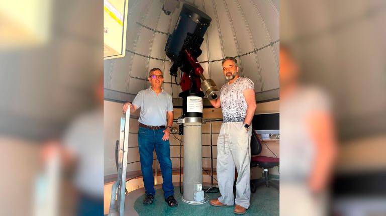 <i>Los investigadores Josep Martí y Pedro Luque Escamilla en el Observatorio Astronómico de la Universidad de Jaén. / Universidad de Jaén. </i>